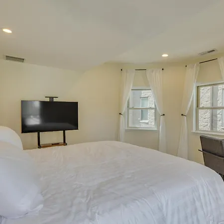 Steps To & Beach! Multi-level Oakland Haven *