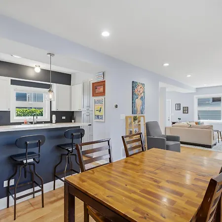 Charming Andersonville Coach House 3br 2,5ba Townhouse