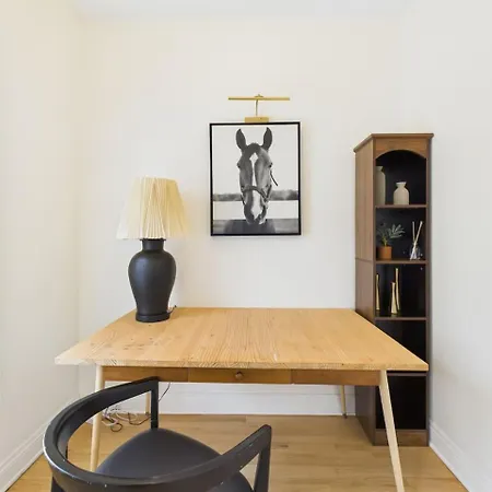 West Town Estate 6br, Game Room, Decks, 5gbps Holiday home