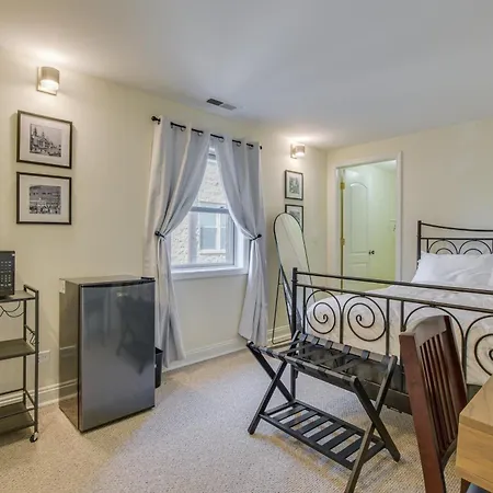 Holiday home Steps To & Beach! Multi-level Oakland Haven