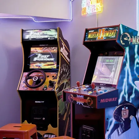 Arcade • Theater • Gym • Office • Sleeps 15 Chicago