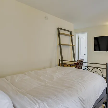 Steps To & Beach! Multi-level Oakland Haven Holiday home Chicago