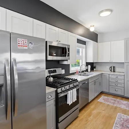 Charming Andersonville Coach House 3br 2,5ba Townhouse Holiday home