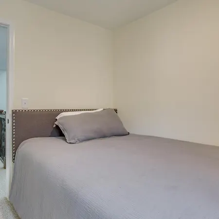 Steps To & Beach! Multi-level Oakland Haven Holiday home