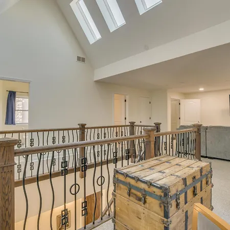 Steps To & Beach! Multi-level Oakland Haven Holiday home *