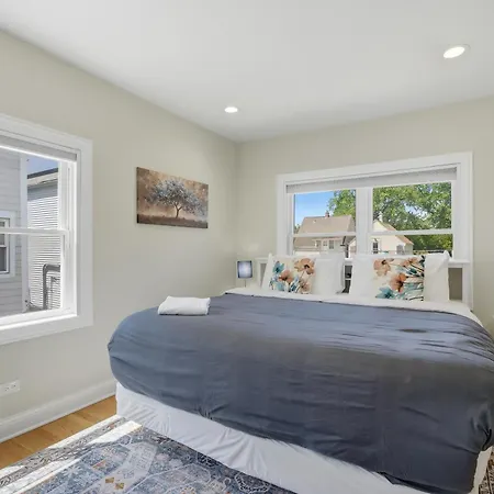 Charming Andersonville Coach House 3br 2,5ba Townhouse Holiday home