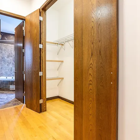 5-bedroom House In Pilsen Near Medical District Holiday home Chicago