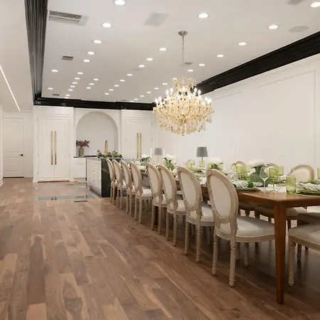 Stunning Gold Coast 12bd 6ba & Rooftop Patio