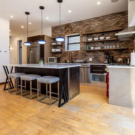 5-bedroom House In Pilsen Near Medical District *