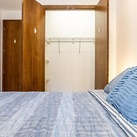Holiday home 5-bedroom House In Pilsen Near Medical District *