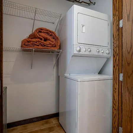 5-bedroom House In Pilsen Near Medical District Holiday home *