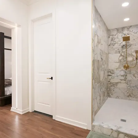 Stunning Gold Coast 12bd 6ba & Rooftop Patio *