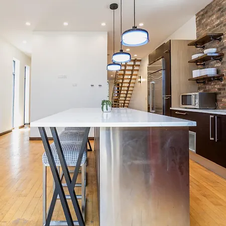 Holiday home 5-bedroom House In Pilsen Near Medical District *