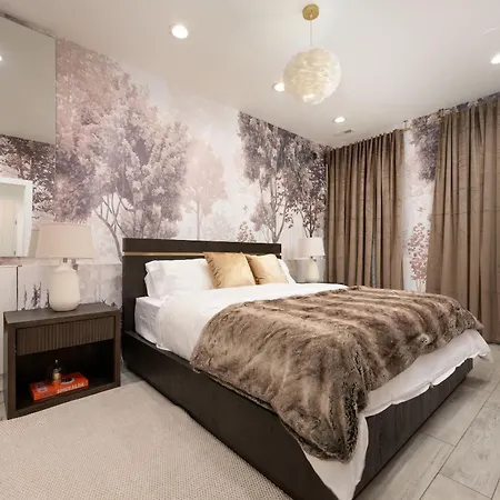 Holiday home Stunning Gold Coast 12bd 6ba & Rooftop Patio