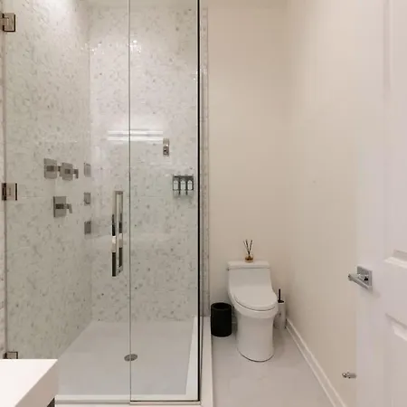 Stunning Gold Coast 12bd 6ba & Rooftop Patio *