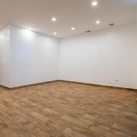 5-bedroom House In Pilsen Near Medical District Holiday home