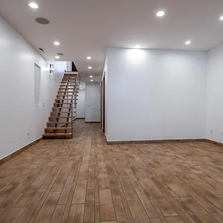 Holiday home 5-bedroom House In Pilsen Near Medical District