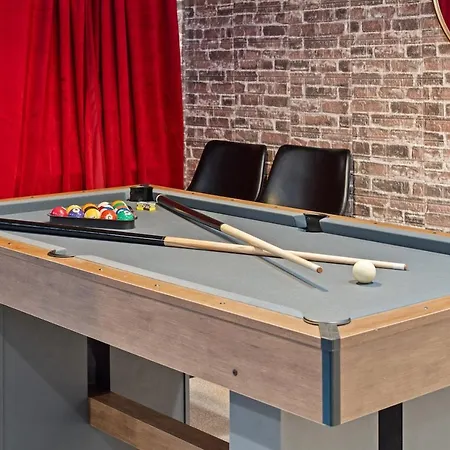 Portage Park, Jacuzzi, Movie Theater, Games & Arcade * Chicago