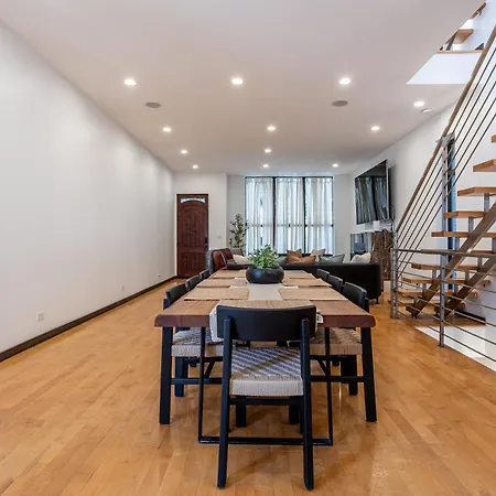 Holiday home 5-bedroom House In Pilsen Near Medical District *