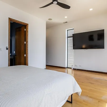 5-bedroom House In Pilsen Near Medical District