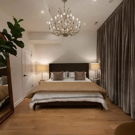Stunning Gold Coast 12bd 6ba & Rooftop Patio Holiday home