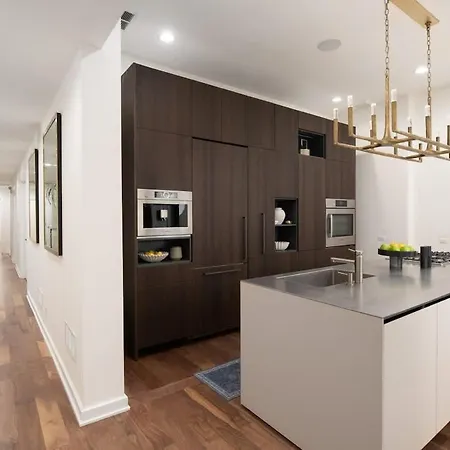 Holiday home Stunning Gold Coast 12bd 6ba & Rooftop Patio *