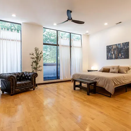 5-bedroom House In Pilsen Near Medical District Holiday home Chicago