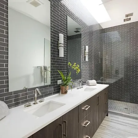 Stunning Gold Coast 12bd 6ba & Rooftop Patio