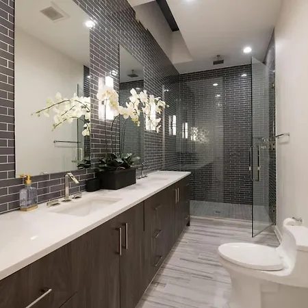 Stunning Gold Coast 12bd 6ba & Rooftop Patio