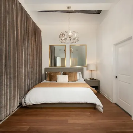 Stunning Gold Coast 12bd 6ba & Rooftop Patio
