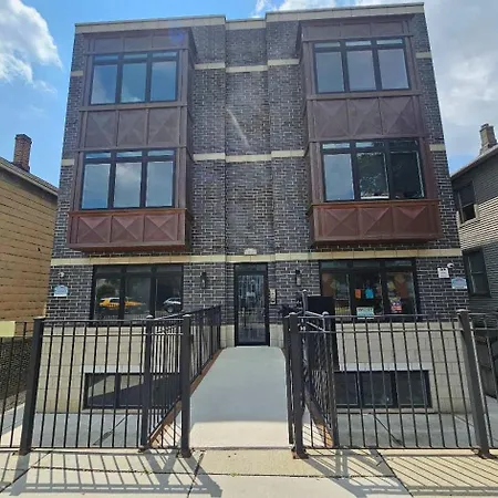 Spacious Modern Pilsen Retreat Sleeps 8 Near Downtown * Chicago