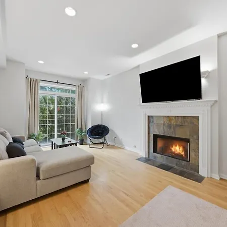 Closest To The United Center 3 Bedrooms & Futon Apartment