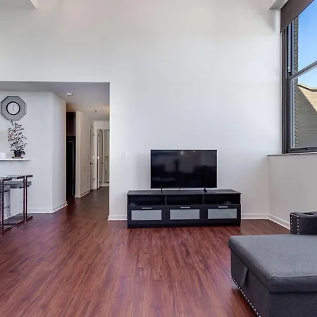 Downtown With Free In & Out Parking-2 Apartment *