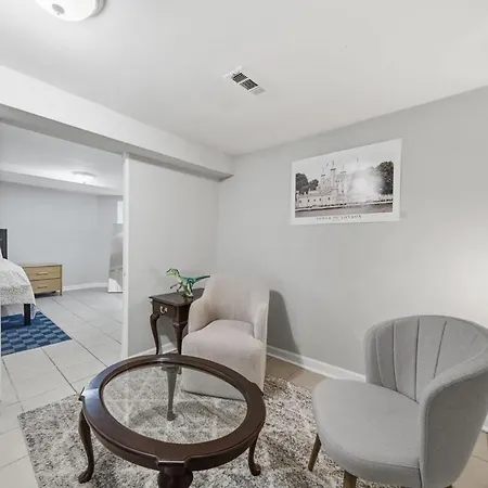 Cozy Woodlawn Garden Apartment Chicago