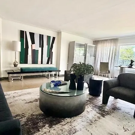 Steps To & Designer Lakefront With Free Parking Apartment