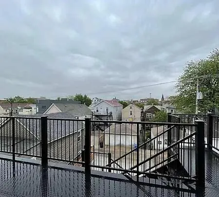 Spacious Modern Pilsen Retreat Sleeps 8 Near Downtown Apartment *