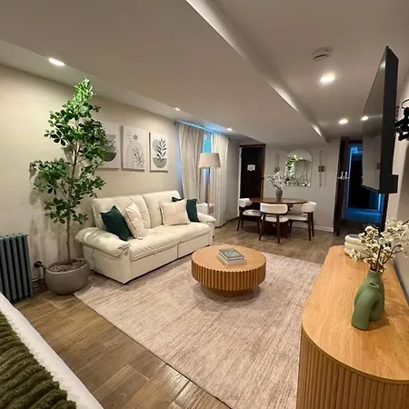 Apartment Near Wrigley • Sleeps 4 • Games + Fireplace *