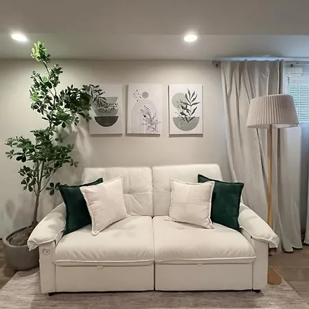 Near Wrigley • Sleeps 4 • Games + Fireplace Apartment Chicago