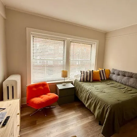 Apartment Well Located On The Red Line *