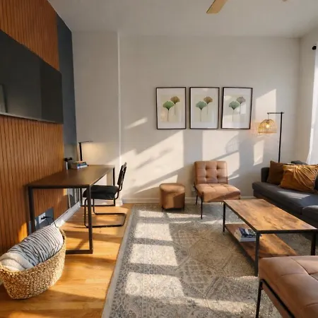 Apartment Flexhome Ukrainian Village • 2br • Convenient Walkability - Sleeps 6 *