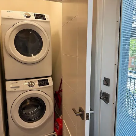 Apartment Spacious 4br West Loop Retreat With Optional Parking