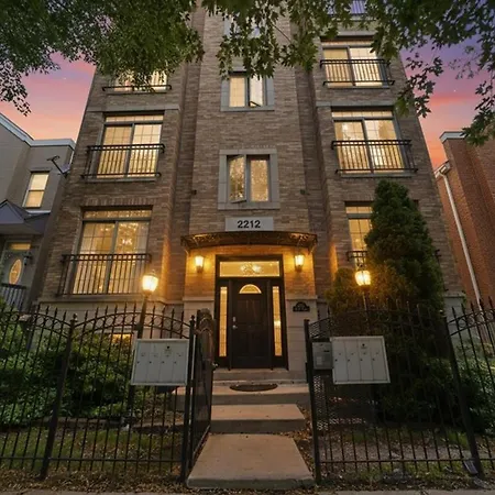 Closest To The United Center 3 Bedrooms & Futon Apartment