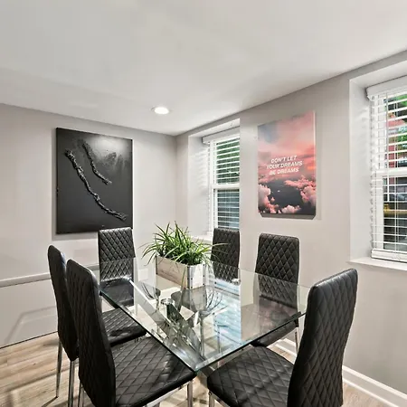 River West Retreat 2 Bedroom Garden Unit * Chicago