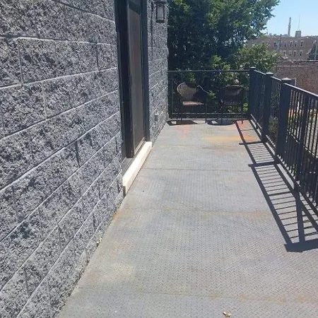 Spacious Modern Pilsen Retreat Sleeps 8 Near Downtown Chicago