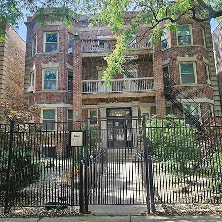 2 Bedroom Unit In Uptown Apartment *