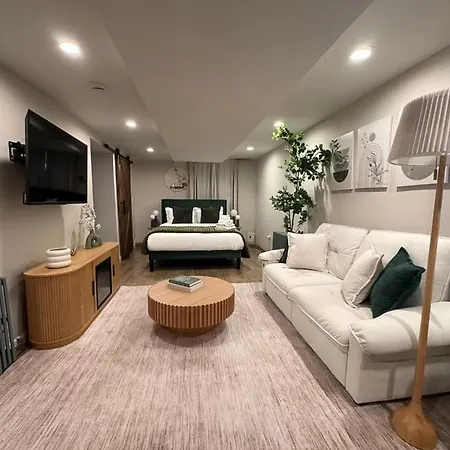 Near Wrigley • Sleeps 4 • Games + Fireplace Apartment