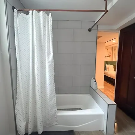 Near Wrigley • Sleeps 4 • Games + Fireplace Apartment *