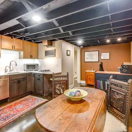 Cozy Retreat Near Wrigley & Universities