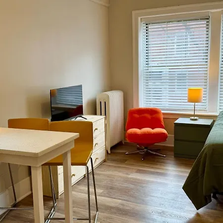 Well Located On The Red Line Apartment *