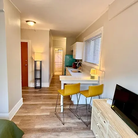 Well Located On The Red Line Apartment